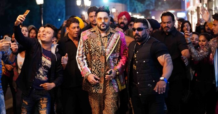 फिल्म 'खानदानी शफाखाना' के एक सीन में बादशाह. फिल्म में उन्होंने 'गबरू' नाम के एक पॉपुलर आर्टिस्ट का रोल किया था.