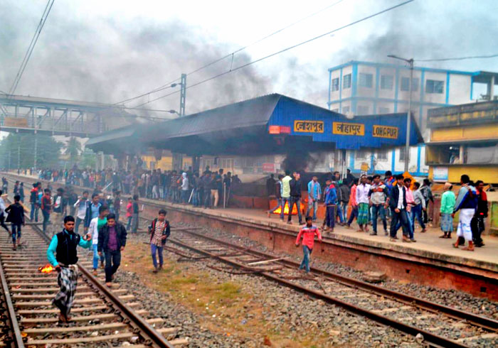 पश्चिम बंगाल के बीरभूम के पास रेलवे स्टेशन में लगाई गई आग.