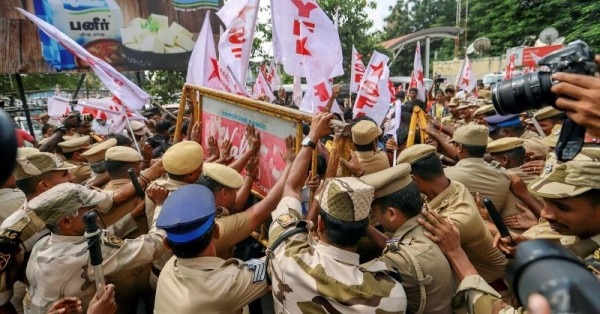 CAA के खिलाफ पूरे देश में प्रोटेस्ट हो रहे हैं. (फोटो : पीटीआई)