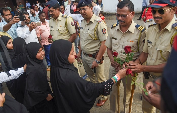 मुंबई के बाशी में प्रोटेस्टर गुलाब दे रहे हैं पुलिस को. वहीं राकेश त्यागी जैसे लोग पुलिस का नाम इस्तेमाल करके शूट करने की खुल्ली धमकी देते हैं.