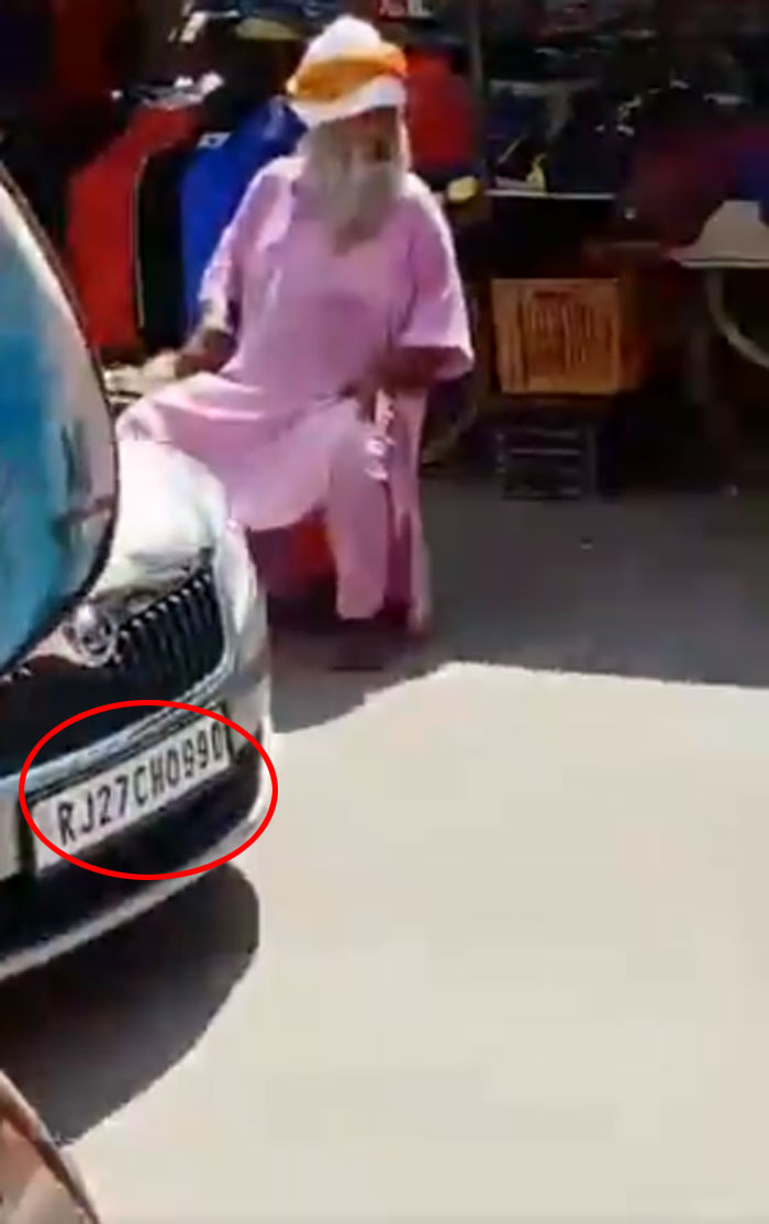 इस वीडियो के बड़े वर्ज़न में दिख रही गाड़ी और पीड़ित. गाड़ी पर राजस्थान का नंबर अंकित है. हालांकि कोई भी गाड़ी देश के किसी भी हिस्से में जा सकती है. लेकिन पड़ताल को शुरुआती दिशा देने के लिए ऐसी फुटेज मददगार हो सकती है.