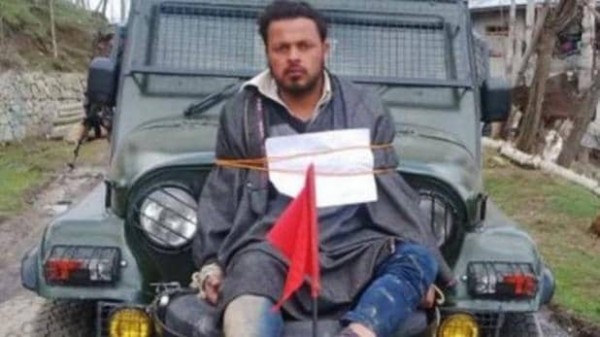 9 अप्रैल, 2017 को मेजर लीतुल गोगोई ने जब वोट डालने जा रहे फारूक अहमद डार को अपनी जीप पर बांधकर 28 गावों में घुमाया. फोटो: Aaj Tak