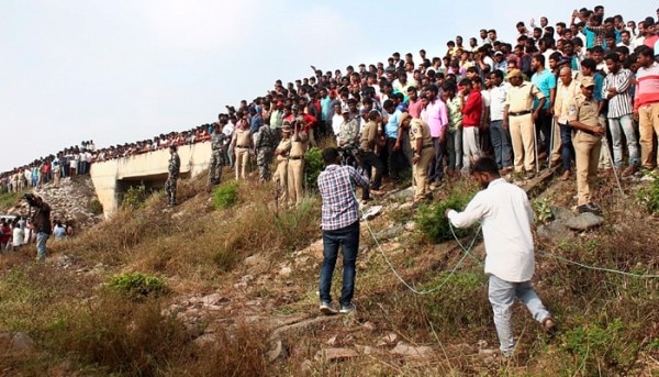 एनकाउंटर को लेकर लोगों में इतना यूफोरिया था कि खबर मिलते ही साइट पर काफी लोग इकट्ठे हो गए थे. (PTI) Encounter Site