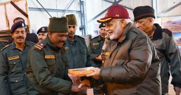 प्रधानमंत्री मोदी सियाचिन और लद्दाख जाकर जवानों का मनोबल बढ़ाते रहे हैं.