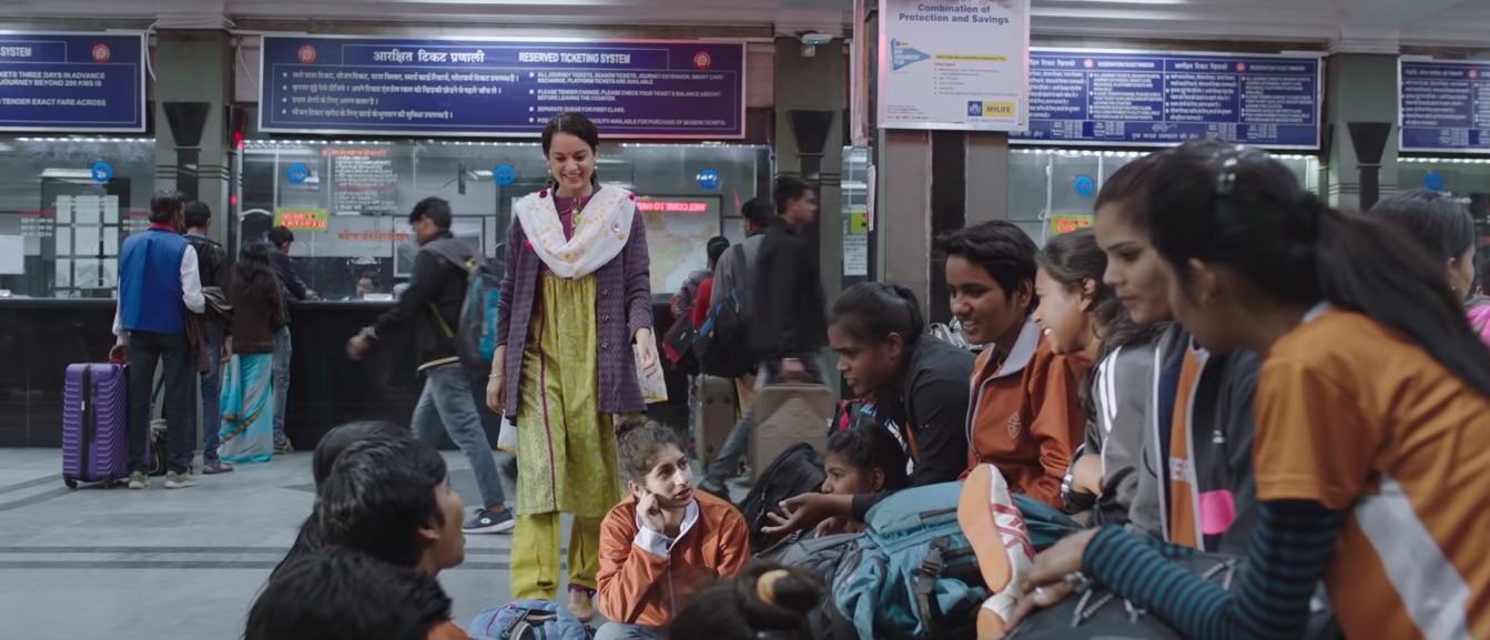 स्टेशन पर बैठीं कबड्डी प्लेयर्स से मिलने आती जया.