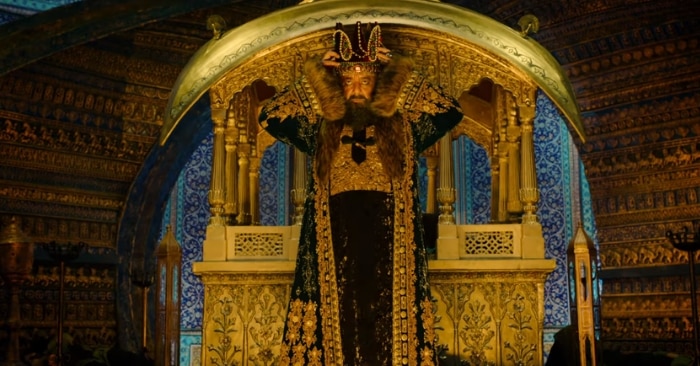 अपने कोहिनूर वाले मुकुट से हमलावर की हत्या करने के बाद खून लगे हाथों से खुद अपनी ताजपोशी करता अहमद शाह अब्दाली.