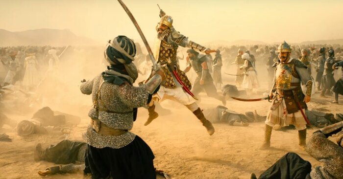 फिल्म के फाइनल वॉर सीक्वेंस में सदाशिवराव भाऊ उर्फ अर्जुन कपूर. इन सीन्स में भी उनकी मेहनत दिखती है लेकिन यहां फबता है.