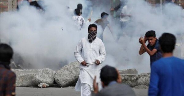 कश्मीर में भीड़ को संभालने के लिए आंसू गैस का इस्तेमाल. सबसे ज़्यादा इस्तेमाल होने वाली आंसू गैस हैं - ω-chloroacetophenone, और o-chlorobenzylidenemalononitrile. (सोर्स - विकिमीडिया)