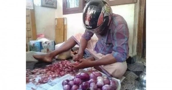प्याज़ के खौफ में सड़कों पर हेल्मेट न पहनने वाले लोग घरों में हेल्मेट पहनने लगते हैं. (सोर्स - सोशल मीडिया)