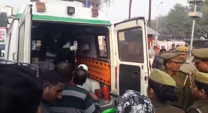 लड़की को ऐम्बुलेंस में रखकर लखनऊ अस्पताल ले जाती उन्नाव पुलिस (फोटो: विशाल, इंडिया टुडे)