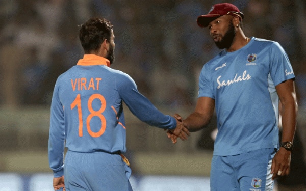 Kieron Pollard की बॉल पर आउट होकर वापस जाते Virat Kohli. फाइल फोटो Virat Kohli Pollard Handsha