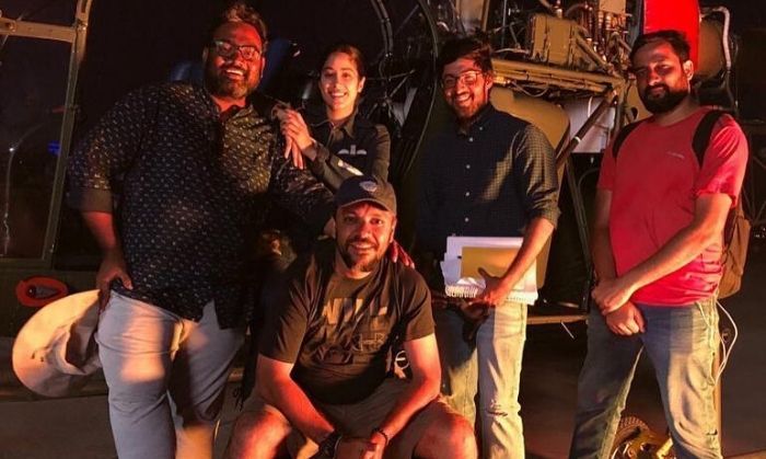 'गुंजन सक्सेना' के क्रू मेंबर्स और जान्हवी.
