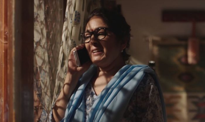 नीना गुप्ता अपने एक सीन में काफी इमोशनल कर जाती हैं. ये तस्वीर उसी सीन का एक स्क्रीनग्रैब है. नीना गुप्ता अपने एक सीन में काफी इमोशनल कर जाती हैं. ये तस्वीर उसी सीन का एक स्क्रीनग्रैब है.
