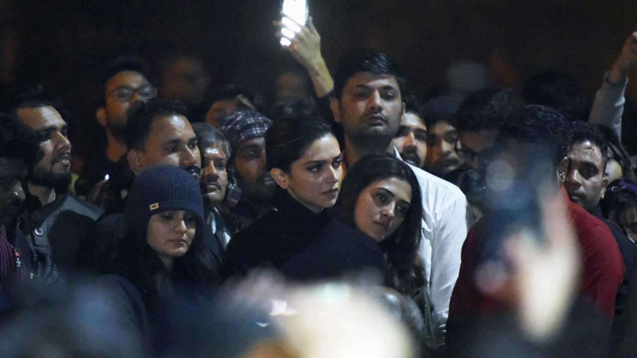 जेएनयू में छात्रों के साथ खड़ीं दीपिका पादुकोण. स्टूडेंट्स ने उनके सामने इस घटना के खिलाफ नारे लगाकर अपना विरोध दर्ज करवाया. जेएनयू में छात्रों के साथ खड़ीं दीपिका पादुकोण. स्टूडेंट्स ने उनके सामने इस घटना के खिलाफ नारे लगाकर अपना विरोध दर्ज करवाया.