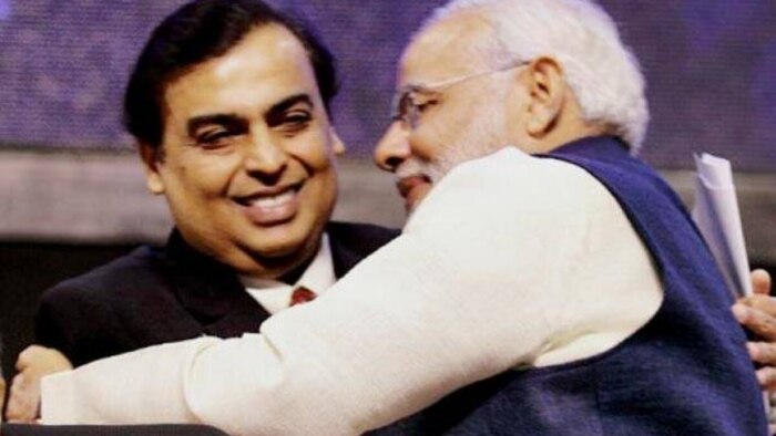 मुकेश अंबानी और पीएम मोदी. भारत के सबसे अमीर और ख़बर लिखे जाने तक दुनिया के दूसरे अमीर इंसान हैं मुकेश अंबानी. (तस्वीर: PTI).
