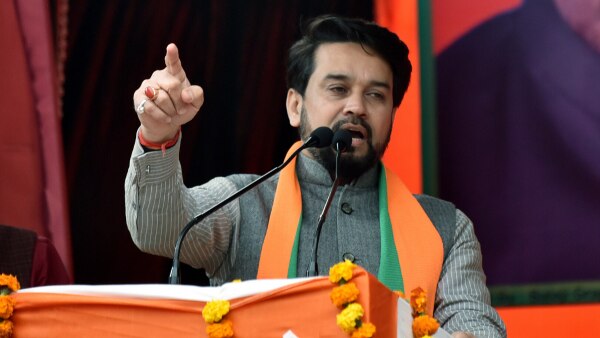 अनुराग ठाकुर ने दिल्ली में चुनावी सभा के दौरान भड़काने वाले नारे लगवाए थे. (फाइल फोटो- ANI) Anurag Thakur