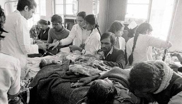 आधिकारिक आंकड़े बताते हैं कि 3,787 मौतें हुई थीं.लेकिन कई जगह ये लिखा मिलता है कि 15,000 से ज्यादा लोगों की मौत हुई. (तस्वीर: विकिमीडिया) Bhopal 6 700