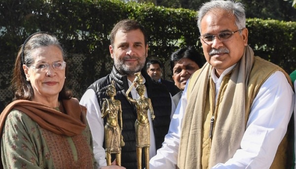 कांग्रेस की अंतरिम अध्यक्ष सोनिया गांधी और वायनाड सांसद राहुल गांधी के साथ छत्तीसगढ़ के मुख्यमंत्री भूपेश बघेल. फोटो- पीटीआई कांग्रेस की अंतरिम अध्यक्ष सोनिया गांधी और वायनाड सांसद राहुल गांधी के साथ छत्तीसगढ़ के मुख्यमंत्री भूपेश बघेल. फोटो- पीटीआई