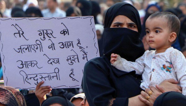 नागरिकता संशोधन कानून के खिलाफ डेढ़ महीने से अधिक वक्त से प्रदर्शन जारी है. देश के अलग-अलग हिस्सों में. फोटो- PTI नागरिकता संशोधन कानून के खिलाफ डेढ़ महीने से अधिक वक्त से प्रदर्शन जारी है. देश के अलग-अलग हिस्सों में. फोटो- PTI