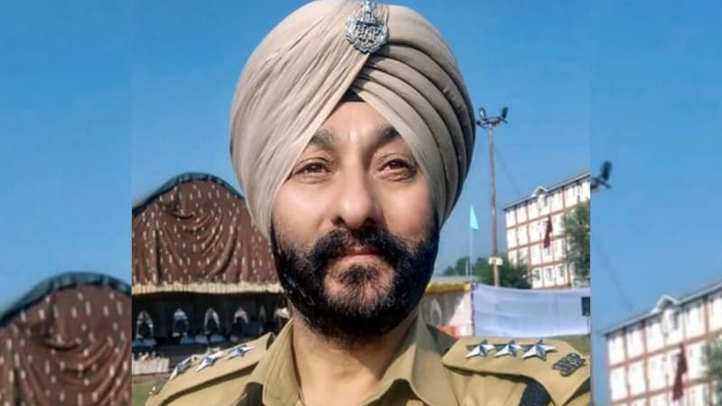 11 जनवरी को DSP दविंदर सिंह हिज़बुल मुजाहिदीन के दो आतंकियों और एक वकील के साथ पकड़े गए थे. 11 जनवरी को DSP दविंदर सिंह हिज़बुल मुजाहिदीन के दो आतंकियों और एक वकील के साथ पकड़े गए थे.
