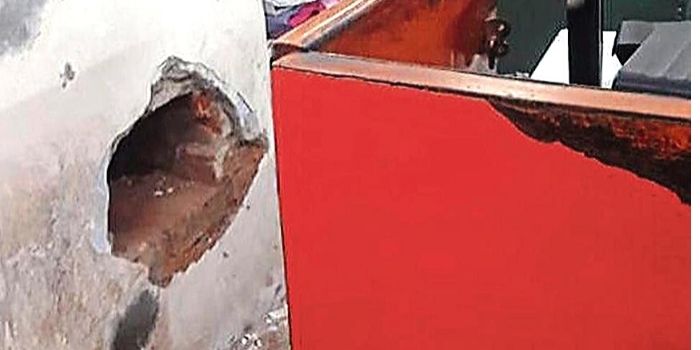 पोस्ट ऑफिस में चोरी के लिए दीवार में छेंद किया और फिर तिजोरी साफ कर दी. (फोटो- हिंदुस्तान टाइम्स)