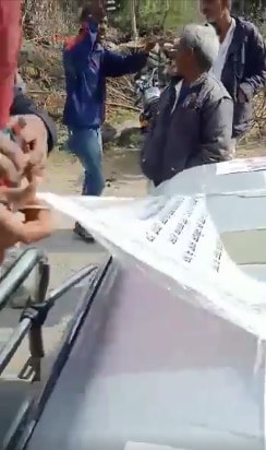 वीडियो में संविधान की प्रस्तावना फाड़ते शख्स का हाथ दिखाई दे रहा है वीडियो में संविधान की प्रस्तावना फाड़ते शख्स का हाथ दिखाई दे रहा है