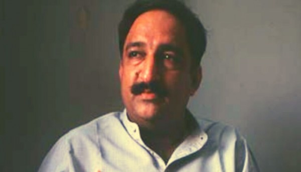 गुजरात सरकार में एक समय गृहमंत्री थे हरेन पांड्या. नरेंद्र मोदी की सरकार में नहीं, भाजपा की केशुभाई पटेल सरकार में. 26 मार्च, 2003 की सुबह अपने आवास से सैर के लिए निकले हुए थे. अहमदाबाद के लॉ गार्डेन में उनकी गोली मारकर हत्या कर दी गयी थी. फाइल फोटो गुजरात सरकार में एक समय गृहमंत्री थे हरेन पांड्या. नरेंद्र मोदी की सरकार में नहीं, भाजपा की केशुभाई पटेल सरकार में. 26 मार्च, 2003 की सुबह अपने आवास से सैर के लिए निकले हुए थे. अहमदाबाद के लॉ गार्डेन में उनकी गोली मारकर हत्या कर दी गयी थी. फाइल फोटो