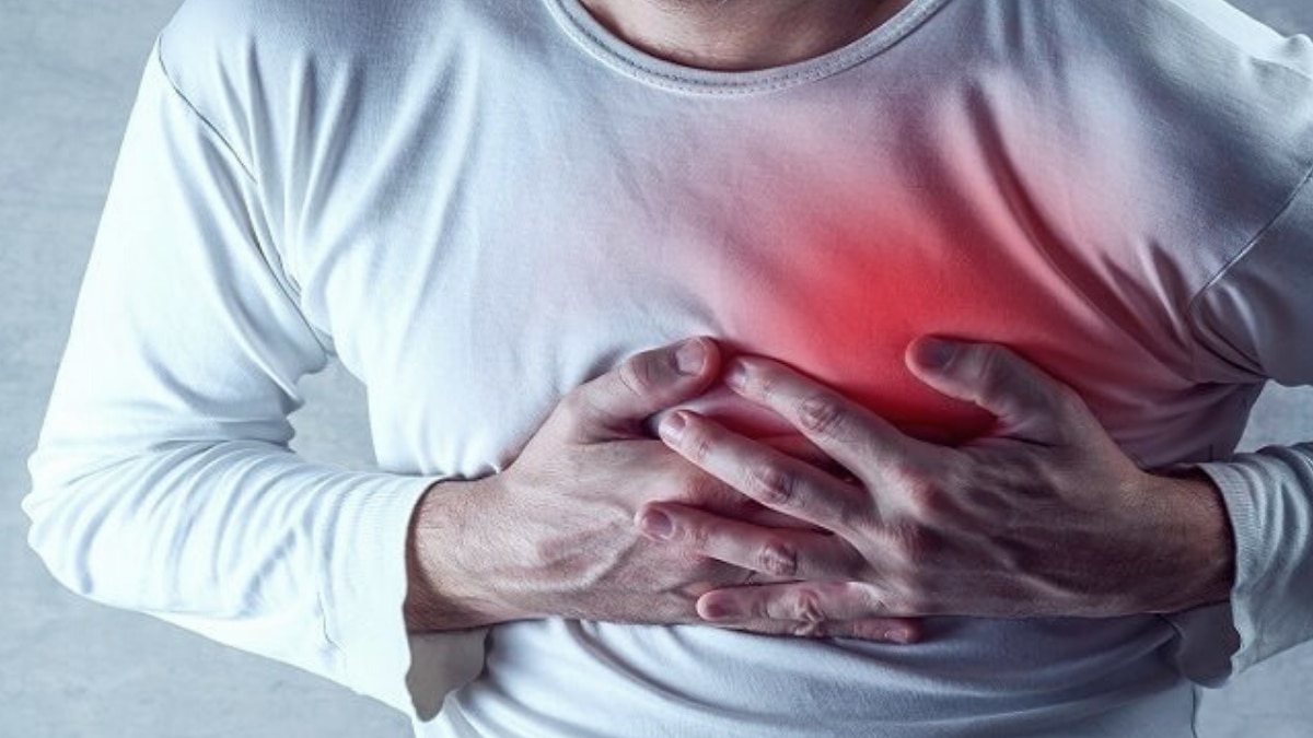 यदि किसी को हार्ट अटैक आ जाए तो करें यह काम बच सकती है जान यदि किसी को हार्ट अटैक आ जाए तो करें यह काम बच सकती है जान