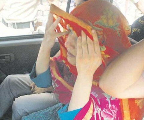 जेल में मिलमे जाती हनीप्रीत. तस्वीर : दैनिक जागरण