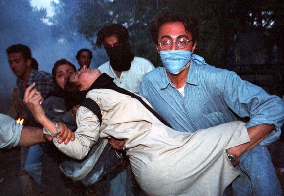  तेहरान विश्वविद्यालय में आंसू गैस से घायल एक छात्र. जुलाई 1999. साभार-एसोसिएटेड प्रेस