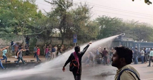 जेएनयू में 1983 में भी एक प्रोटेस्ट हुआ था. वीसी के खिलाफ. कई स्टूडेंट्स को तिहाड़ भेज दिया गया था.