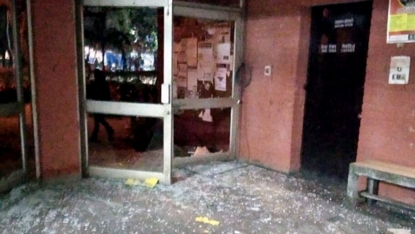 तस्वीर पांच जनवरी की है. जगह- JNU कैंपस, जो तोड़-फोड़ और हिंसा के बाद ऐसा दिख रहा था. (फोटो- ANI) Jnu1