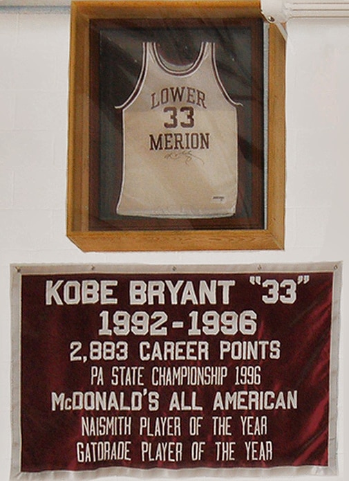Kobe Bryant के School में टंगी उनकी Jersey और साथ में लिखी उनकी उपलब्धियां (विकी) Kobe Bryant School