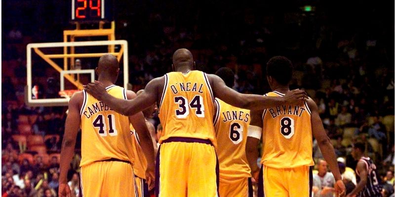 Shaquille o'neal (34 नंबर की जर्सी) और बाकी साथी प्लेयर्स के साथ Kobe Bryant (8 नंबर की जर्सी) Kobe Shaq 800