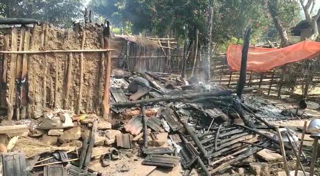 माओवादियों के बदले की कार्रवाई के बाद गांववालों ने पास के बीएसएफ कैंप में शरण ली है. Maosits Burnt Houses Of Villagers In Jadomba, Malkangiri, Odisha 2