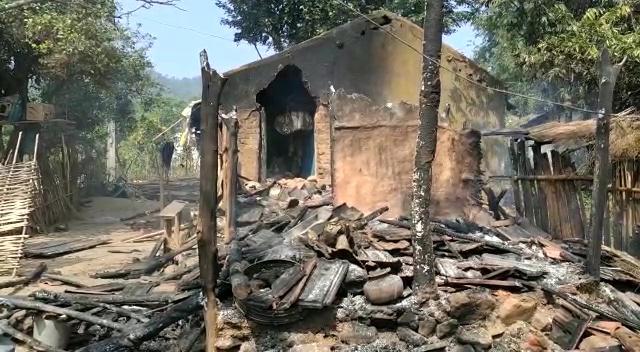 मलकानगिरी में माओवादी और ग्रामीणों में लड़ाई हुई. गांववालों ने लाख रूपए के इनामी माओवादी को मार गिराया. बदले में माओवादियों ने जडोम्बा गांव के दर्जनभर घरों में आग लगा दी. Maosits Burnt Houses Of Villagers In Jadomba, Malkangiri, Odisha