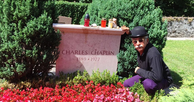 स्विट्ज़रलैंड के एक गांव में चार्ली चैपलिन की क़ब्र पर नसीर. Naseeruddin Shah Carles Chaplins Grave