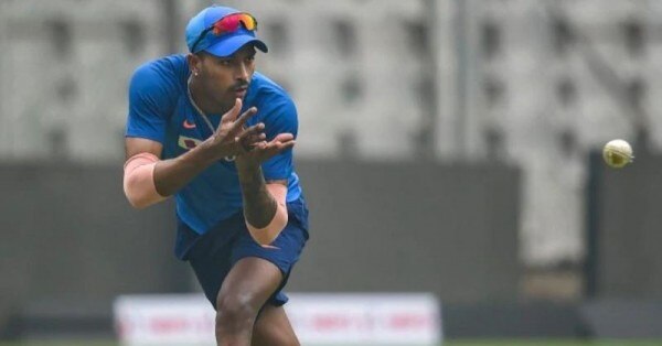 पंड्या ने ऑस्ट्रेलिया के ख़िलाफ़ पहला वनडे खेलने पहुंची टीम इंडिया के साथ मुंबई में प्रैक्टिस की.(फोटो: PTI)
