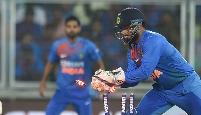 Team India के लिए Wicket Keeping करते Rishabh Pant की फाइल फोटो Rishabh Pant Keeping