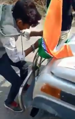 गाड़ी से तक़रीबन नोचकर तिरंगा झंडा उतारता शख्स वीडियो में दिखाई दे रहा है गाड़ी से तक़रीबन नोचकर तिरंगा झंडा उतारता शख्स वीडियो में दिखाई दे रहा है