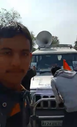 वीडियो को ध्यान से देखने पर पता चलता है कि जो लड़का ये वीडियो बना रहा है उसका चेहरा भी इसी वीडियो में है. उस लड़के ने दो सेकेंड के लिए कैमरे को सेल्फ़ी मोड में भी इस्तेमाल किया था जिससे उसका चेहरा दिखाई दे रहा है वीडियो को ध्यान से देखने पर पता चलता है कि जो लड़का ये वीडियो बना रहा है उसका चेहरा भी इसी वीडियो में है. उस लड़के ने दो सेकेंड के लिए कैमरे को सेल्फ़ी मोड में भी इस्तेमाल किया था जिससे उसका चेहरा दिखाई दे रहा है