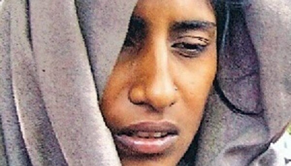 शबनम के परिवार के सभी लोग मौत के घाट उतार दिए गए. लेकिन पुलिस ने बाहर से आने वाले लुटेरों वाली कहानी पर भरोसा नहीं किया. (तस्वीर: newstrend) Shabnam 700
