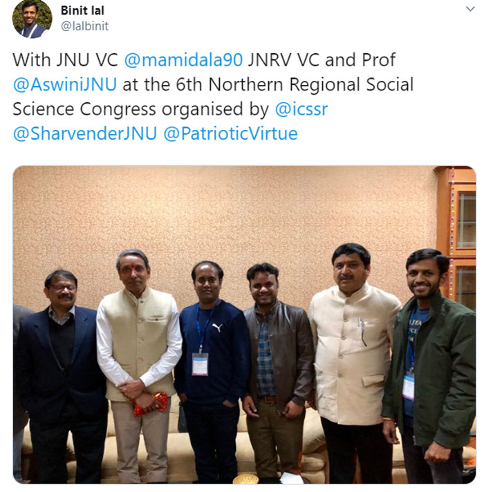 JNU VC मामिडाला जगदीश कुमार के साथ खड़ा शर्वेंदर. दाएं से तीसरा.