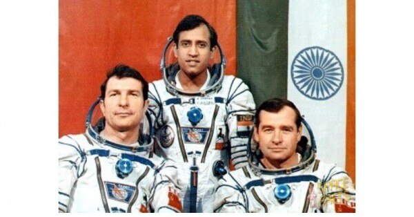 राकेश के लेफ्ट में कमांडर यूरी और राइट में फ्लाइट इंजीनियर गैनेडी. (सोर्स - स्पेस फैक्ट्स)