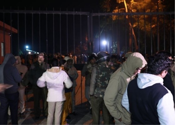जेएनयू का बंद गेट और बाहर तैनात पुलिस
