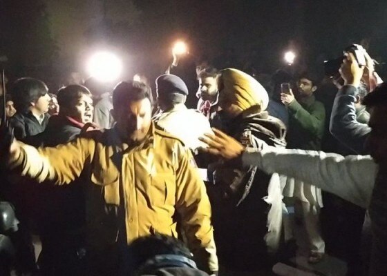 हमलावर भीड़ से योगेंद्र यादव को अलग करती पुलिस