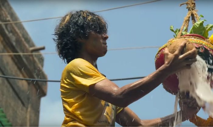 'एक मुस्लिम, किसी हिंदू त्योहार में' टाइप क्लिशे आपको 'रंग दे बसंती' के असलम नाम के कैरेक्टर की याद दिलाता है. 'एक मुस्लिम, किसी हिंदू त्योहार में' टाइप क्लिशे आपको 'रंग दे बसंती' के असलम नाम के कैरेक्टर की याद दिलाता है.