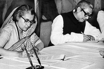 इंदिरा गांधी के साथ शेख मुजीबुर रहमान. (फोटो सोर्स- द हिंदू) 25th Op Ed Bangaladesh