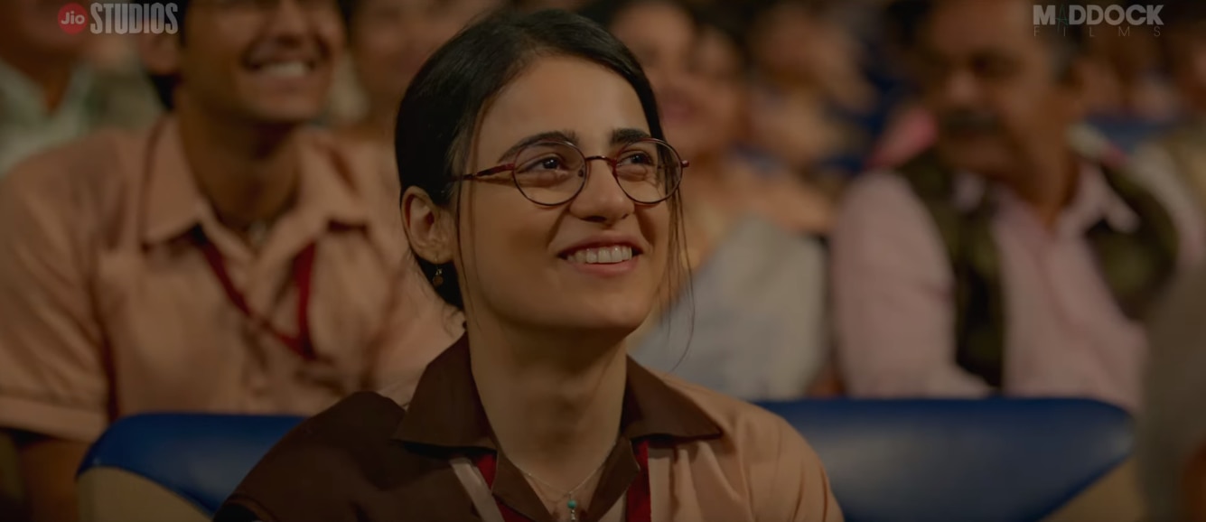 फिल्म में इरफान की बेटी बनीं राधिका मदान. इसी बच्ची को लंदन भेजने के चक्कर में ये फिल्म बनी. फिल्म में इरफान की बेटी बनीं राधिका मदान. इसी बच्ची को लंदन भेजने के चक्कर में ये फिल्म बनी.