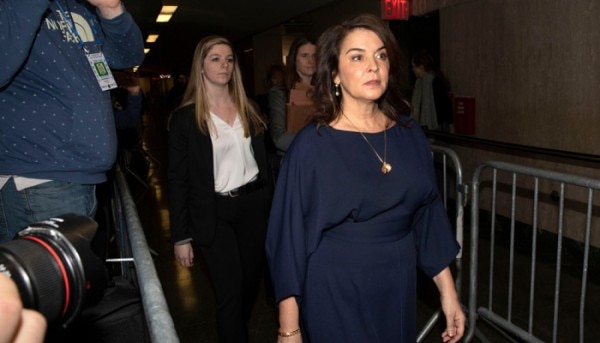 इस Annabella Sciorra Ap